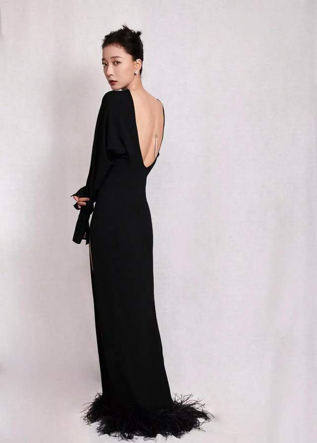 王珞丹晒照记录白玉兰 礼服背后大有乾坤,评论让人呼吸不畅