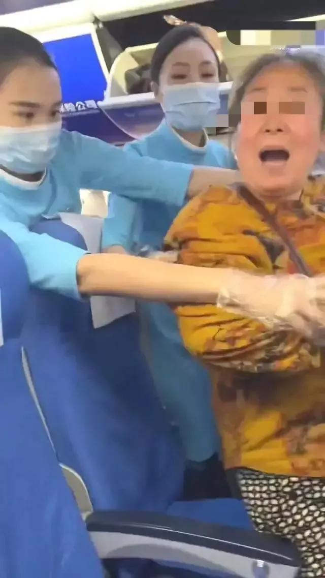 大妈坐飞机强行换座被拒后骂人 江西航空回应：不存在升舱行为