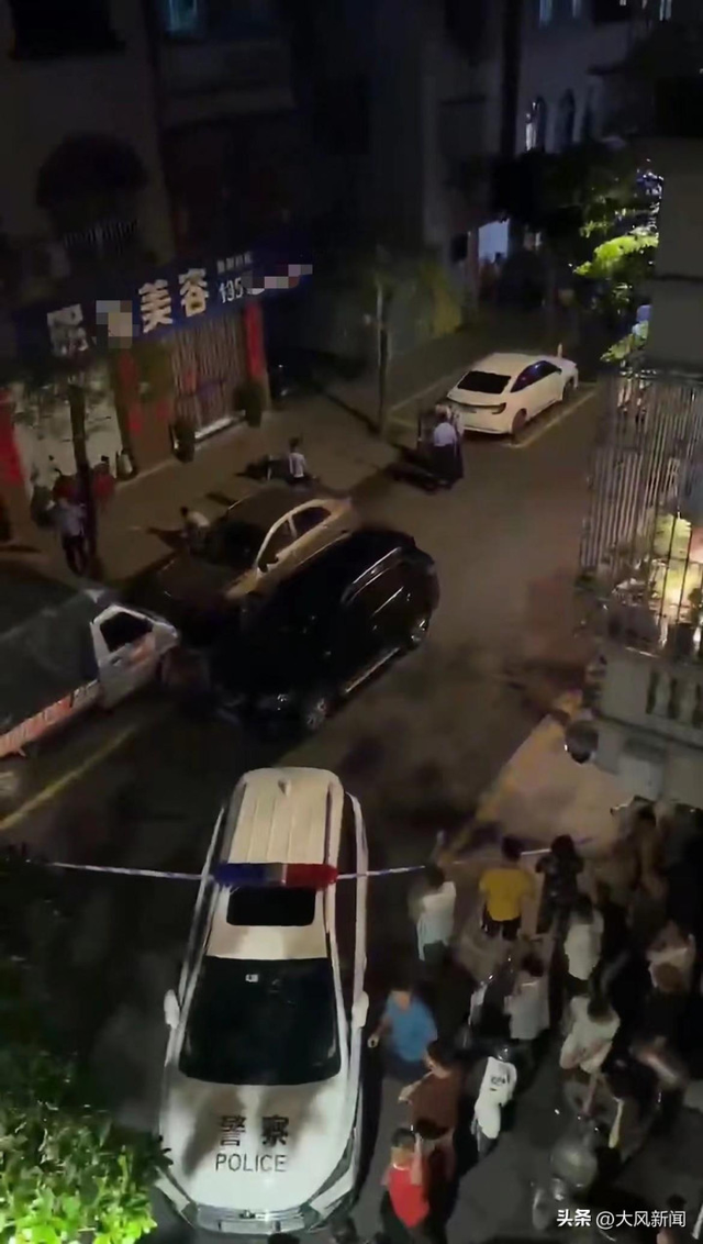 网传视频显示，一家临街店铺门口附近已拉起警戒线，现场不少群众围观