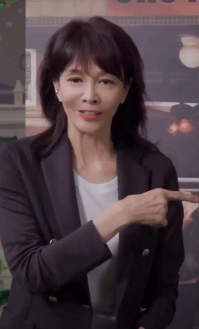 周润发和郑裕玲同框 两人举止亲密丝毫不避嫌