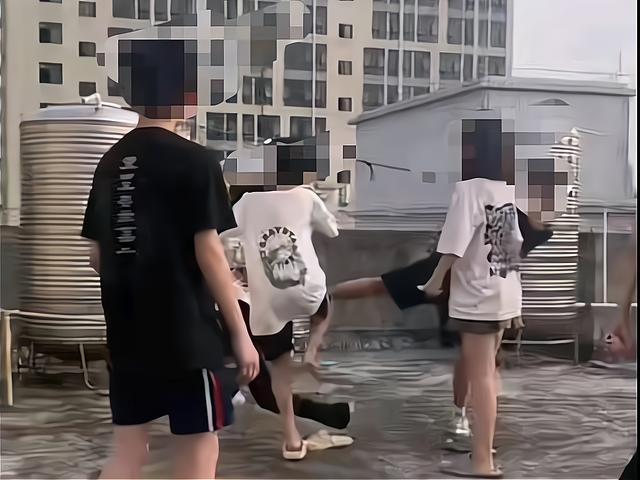 5名学生天台殴打女同学 小小年龄就如此歹毒若还不严加管教以后长大了还得了！
