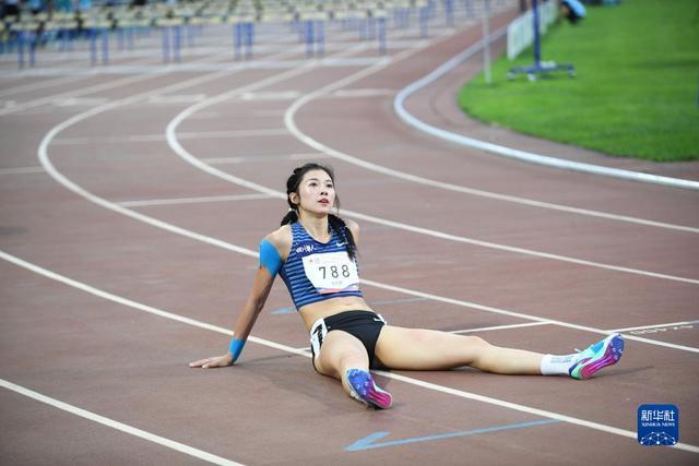 女子100米栏吴艳妮夺冠 以12秒93的成绩获得冠军