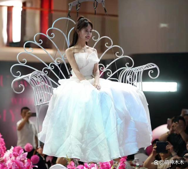 秦牛正威订婚 曾被曝其家做古董生意 男方家做珠宝生意
