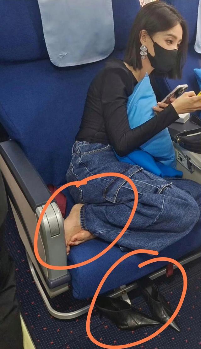 李一桐被爆飞机上“脱鞋”，赤脚蜷在座位上被吐槽，网友：很讨厌 激发烧议