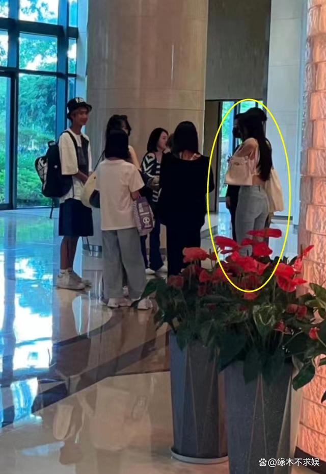 小S拖家带口现身厦门酒店，一行9人显得格外显眼