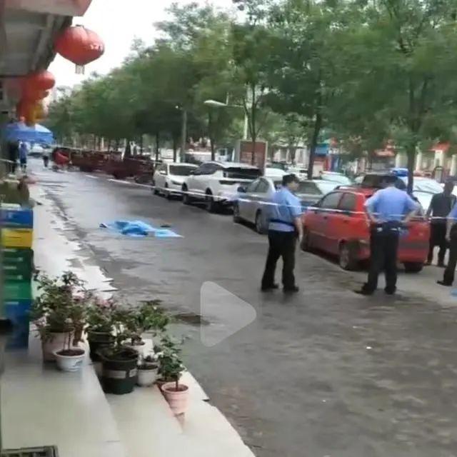 河南一男子持刀伤人后跳楼身亡，周围有警方拉起的警戒线
