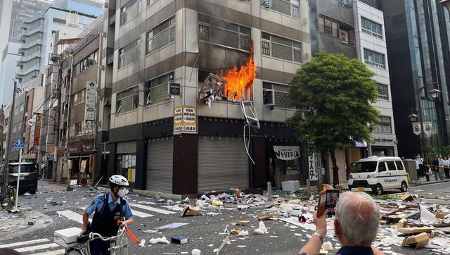 东京大楼爆炸瞬间 有人高喊快逃 疑似餐厅燃气泄漏
