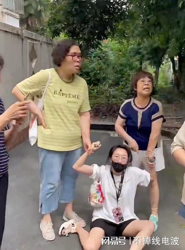 女子不同意装电梯遭拖拽,楼上业主强行控制该女子让施工机械进小区施工