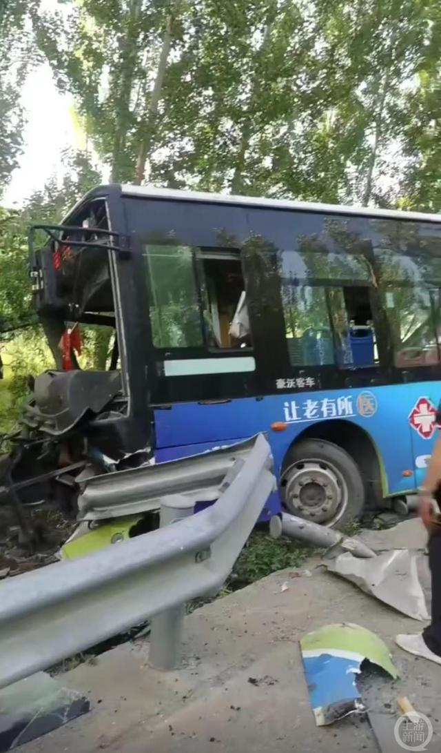 姐妹公交事故遇难：姐姐接妹妹放学 事故造成4人死亡，1人重伤，16人轻伤