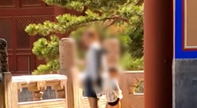 男孩在故宫角落小便，故宫回应男孩在角落小便