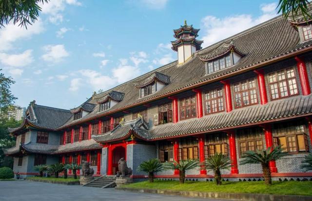 张雪峰虽然已出院，但也不指导志愿填报了，庆幸他编写的书还在