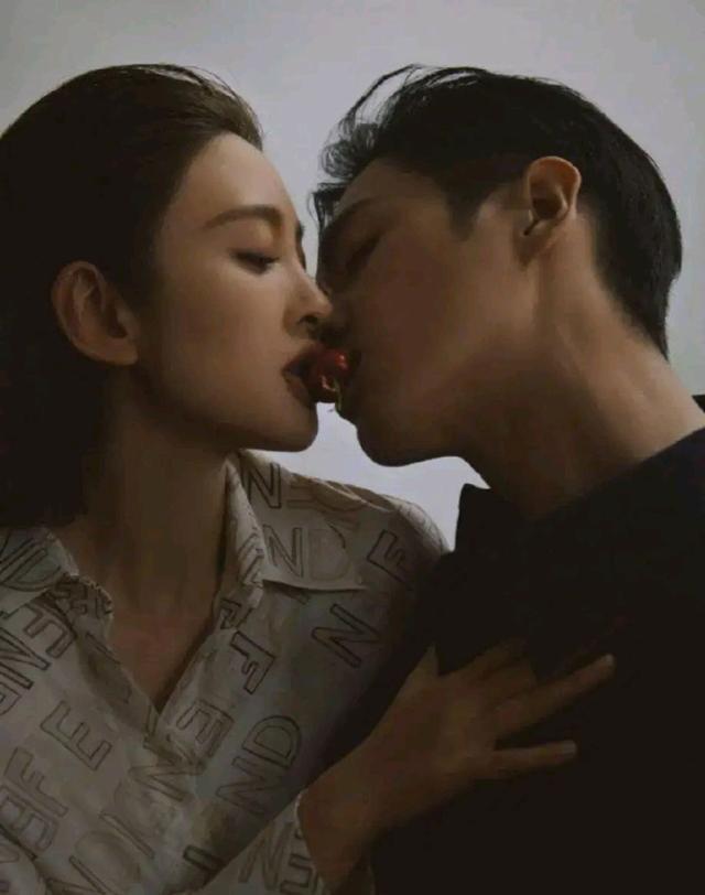 张若昀唐艺昕一同拍杂志登上热搜，浓厚爱意令人脸红