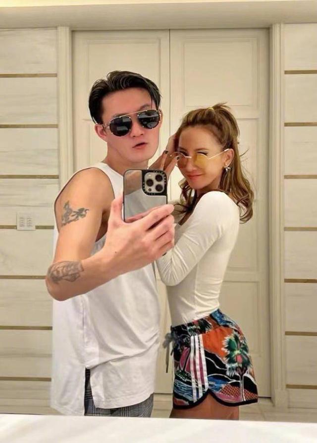 李玟生前与妈妈合影曝光：黑眼圈很明显