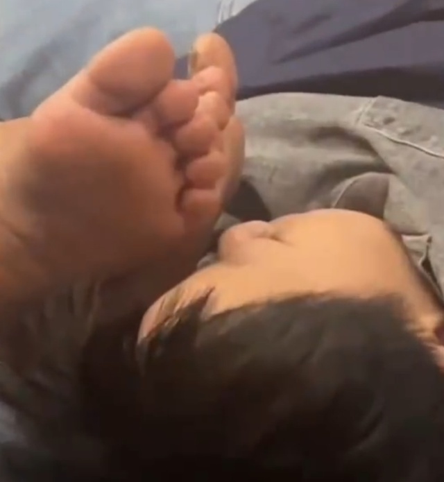 大妈将脚放到男孩口鼻处 拍摄者：十多分钟后孩子疑被熏醒