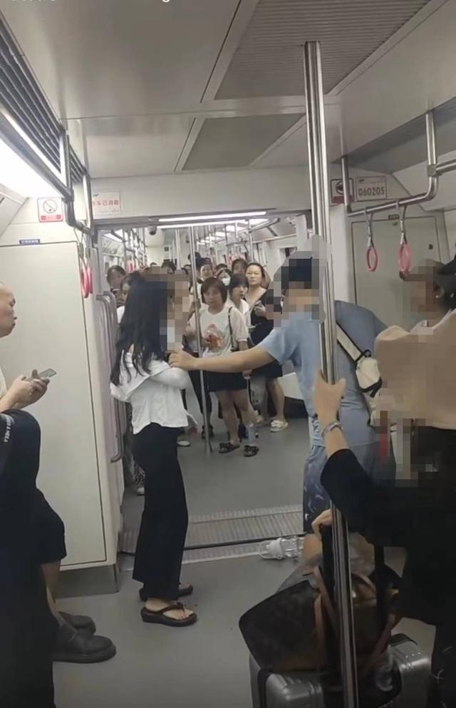 地铁被拍打女生已报警 目击者称愿为重庆地铁被打女孩作证