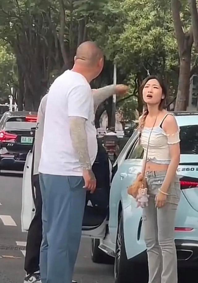 南京男子街头打人引热议：女子牙齿被打掉，血流如注！