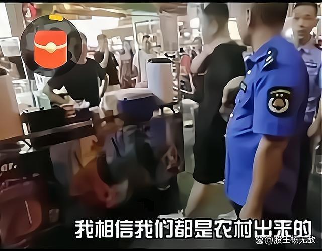 民警力挺摊贩，为摊贩发声怒怼城管