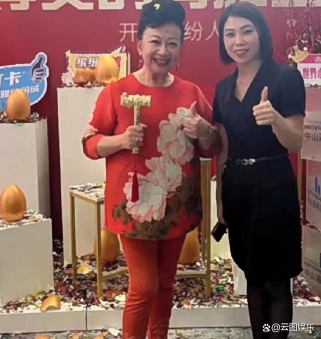 薛家燕携好友现身楼盘 ​曝出的画面里她身穿红衣逆龄有术风采不减当年