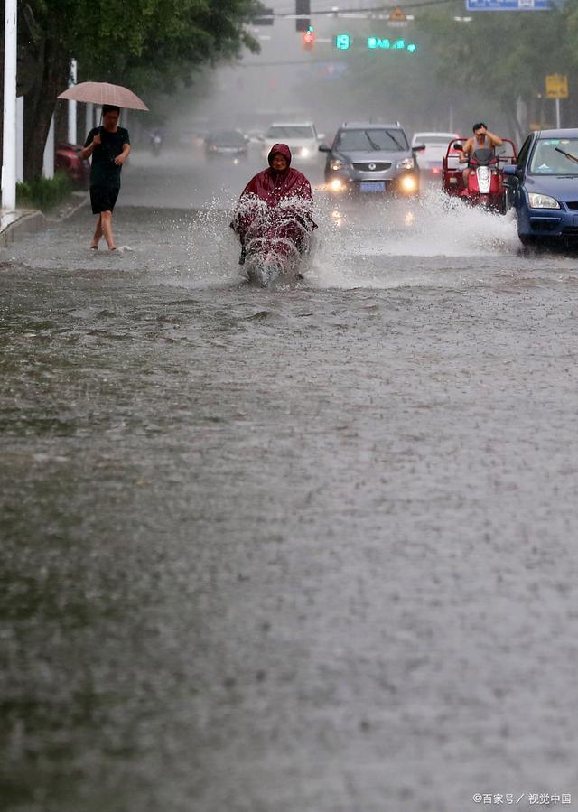 无锡暴雨居民上街“摸鱼”和“积水冲浪”