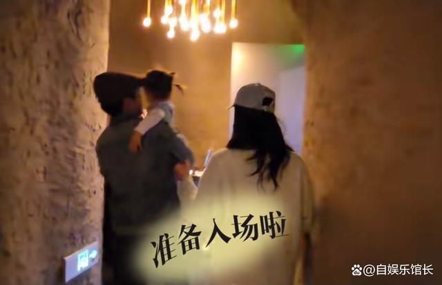 郑恺苗苗同框带娃，为帮忙照顾孩子小姨也一起去了