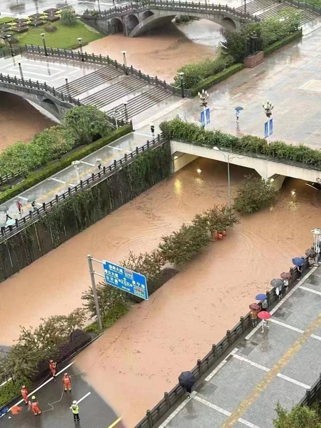 重庆中心城区降大暴雨,115个雨量站超过20毫米,达到短时强降雨标准