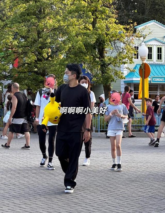 刘恺威带女儿旅游被偶遇 网友：脱下口罩拍照才知道是他