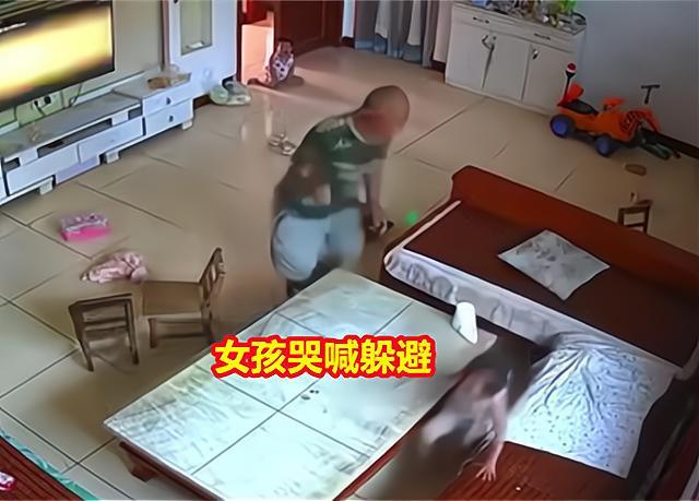 警方谈一老人追砍小孩 已移交刑警大队调查处理，受伤的两个小孩暂无生命危险