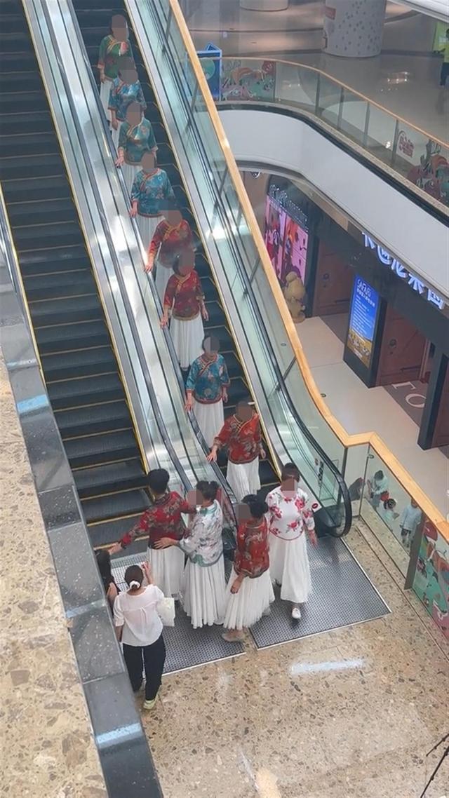 大妈占据手扶电梯拍视频 “她们是在拍视频，乘坐了一两趟扶梯就走了”该网友说