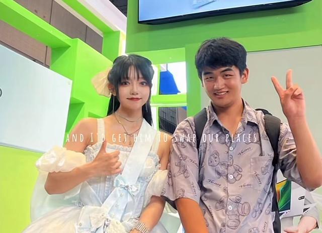 “二次元天使”冲上热搜！二次元cos服小姐姐谈雨中救人：自己只是做了作为一名医生该做的事