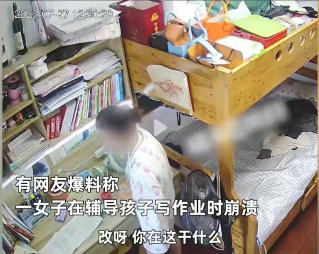 妈妈辅导孩子作业时崩溃怒吼狠扇孩子耳光，之后又扇了自己两个耳光