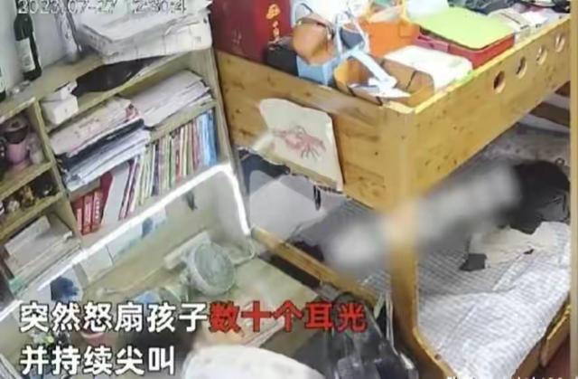 妈妈辅导孩子作业时崩溃怒吼狠扇孩子耳光，之后又扇了自己两个耳光