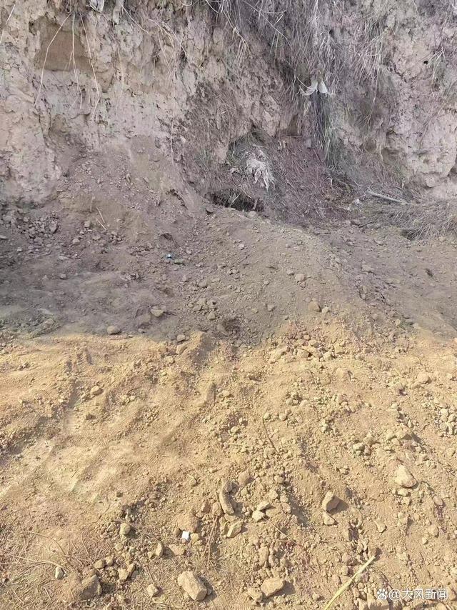 老太下葬当晚遭老翁扒坟，家属“头七”上坟发现头颅不知所踪