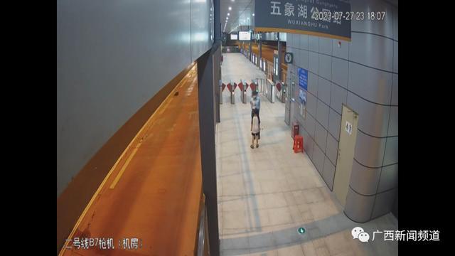 南宁8岁男童疑被训斥暴走街头，见到家长仍没消气