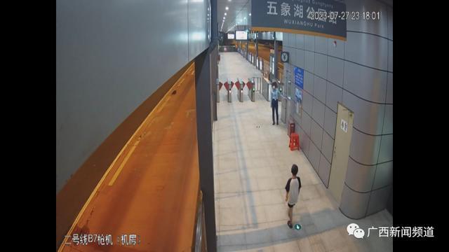 南宁8岁男童疑被训斥暴走街头，见到家长仍没消气