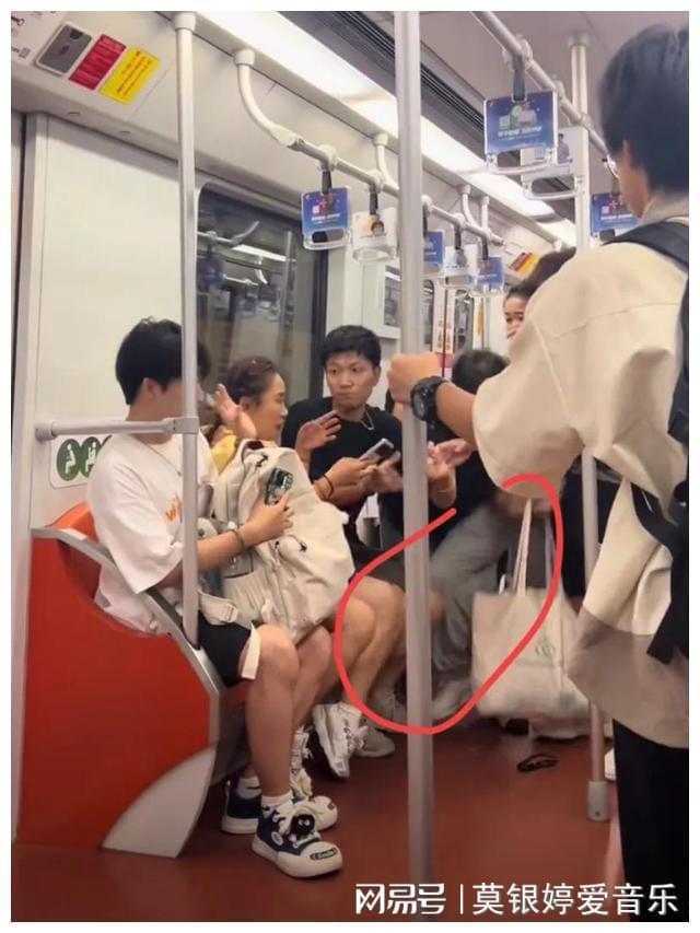 上海地铁两女子为了抢座位互相斗殴！