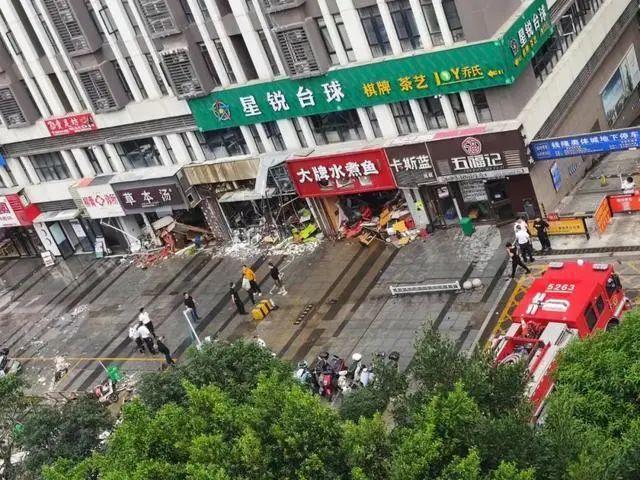 福州沿街一餐厅发生爆炸 两名店员与一名骑手受伤