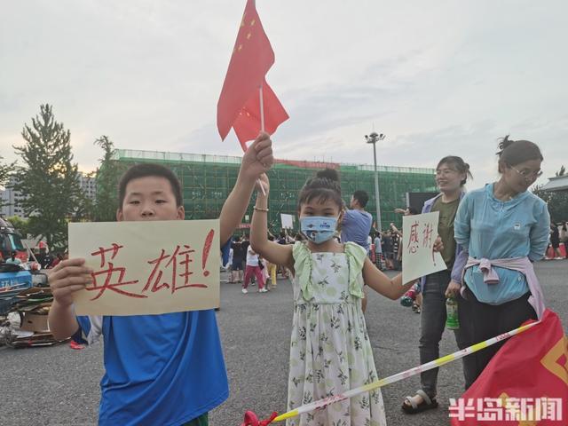河南救援队陆续撤离涿州 当地市民自发聚集送别英雄