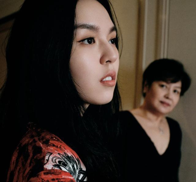 法图麦晒与妈妈合照 可惜少了李咏的身影多少会让人有一些惆怅