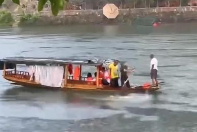 点赞！暴雨吹翻游船俩大哥顶着狂风暴雨施救 他说：“和英雄比起来，这不算啥”