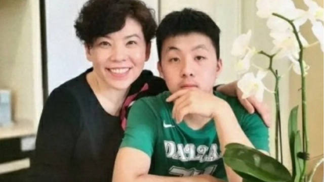 虎母无犬子！邓亚萍之子参加北京市青少年乒乓球赛获男子团体第一