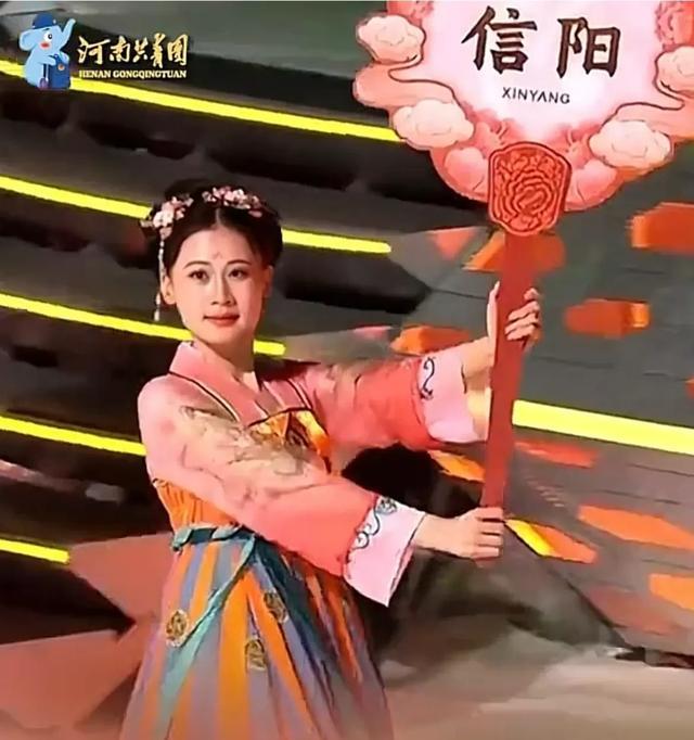 河南省运会举牌女孩大脸盘获赞端庄大气自信