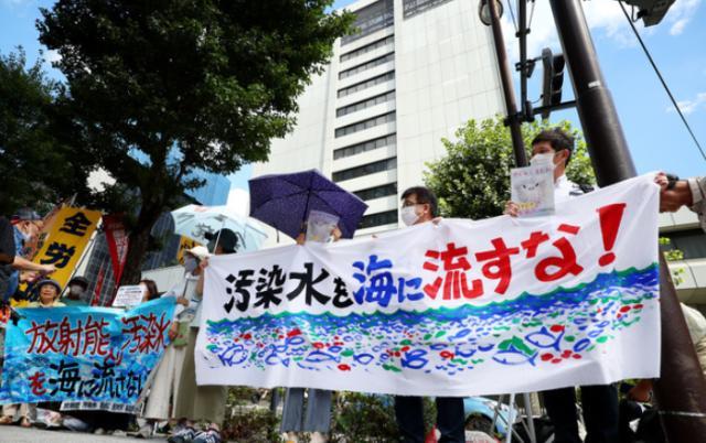 日本核污水排海，民众在东电大楼前聚集抗议：“明明有多种方式处理核污染水，非要选择排海”