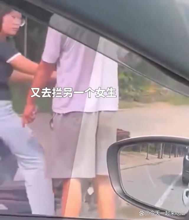 男子当街拦女子索要袜子 拿到袜子后将其凑到鼻子上猛烈吸气