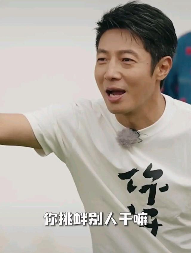 央视主持人尼格买提,因为胸毛被吐槽了!没想到体格这么魁梧