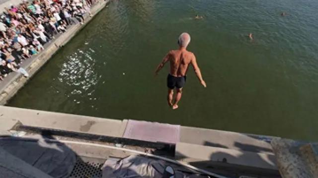男子网红桥跳水被拍晕，救人者：我被他按下去喝了几口水
