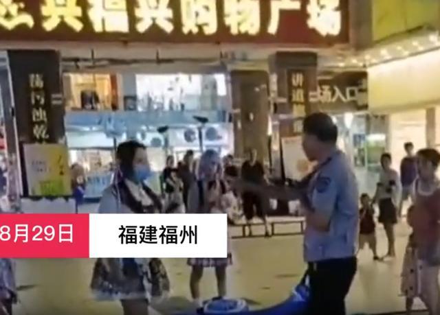 女子疑因乱停车被阻暴怒 脚踹保安单挑路人 割腕威胁民警拒道歉