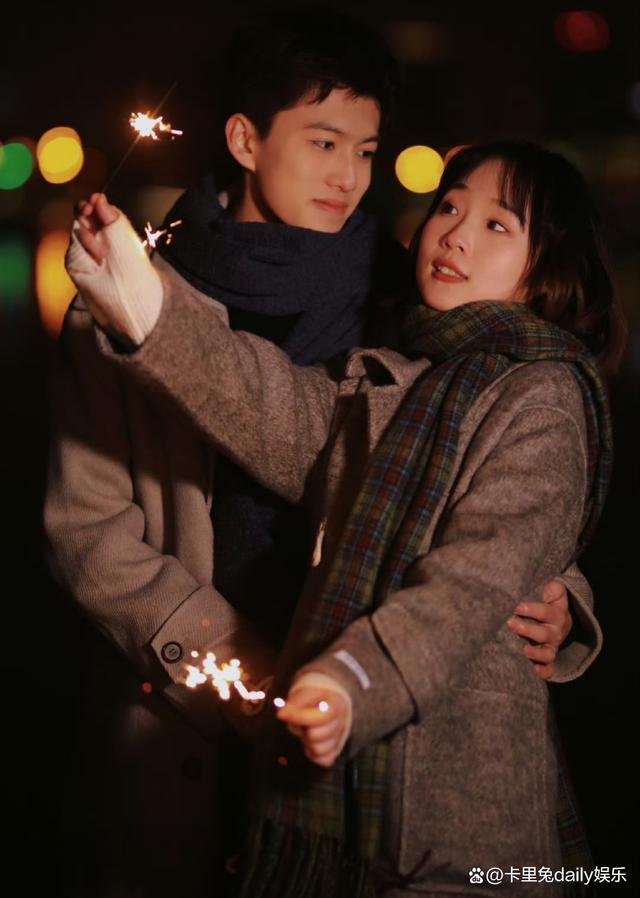 高泽宇正式向丸子求婚 祝愿这一对网红情侣能够如他们所愿,长长久久