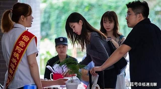 就业率断崖式暴跌，学费却逆势狂涨54%！高校到底哪来的勇气？凭什么高校将学费涨得理所应当？