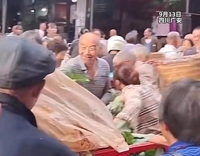 摊主卖菜苗遭老人哄抢,老板娘一直往回夺苗,三轮车都差点保不住