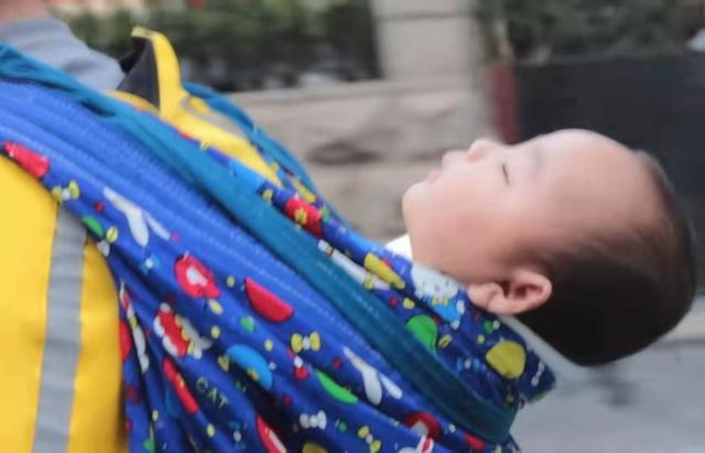 外卖小哥背1岁孩子送餐：不敢交给孩子妈妈